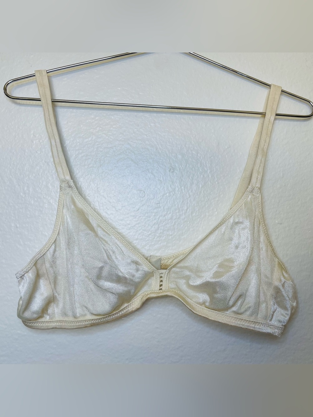 Warner's Vintage Satin-Look Cream Soft Cup Bra Size 34 B